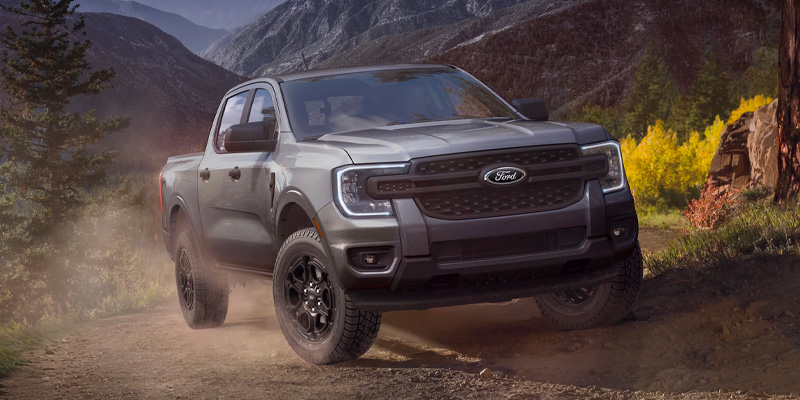 Un camión Ford se desplaza por hermosos caminos selváticos
