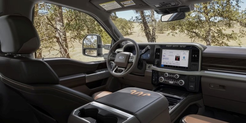 Interior de la camioneta Ford mostrando todas las características