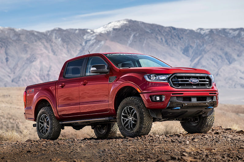 La Ford Ranger está estacionada en un camino de tierra.