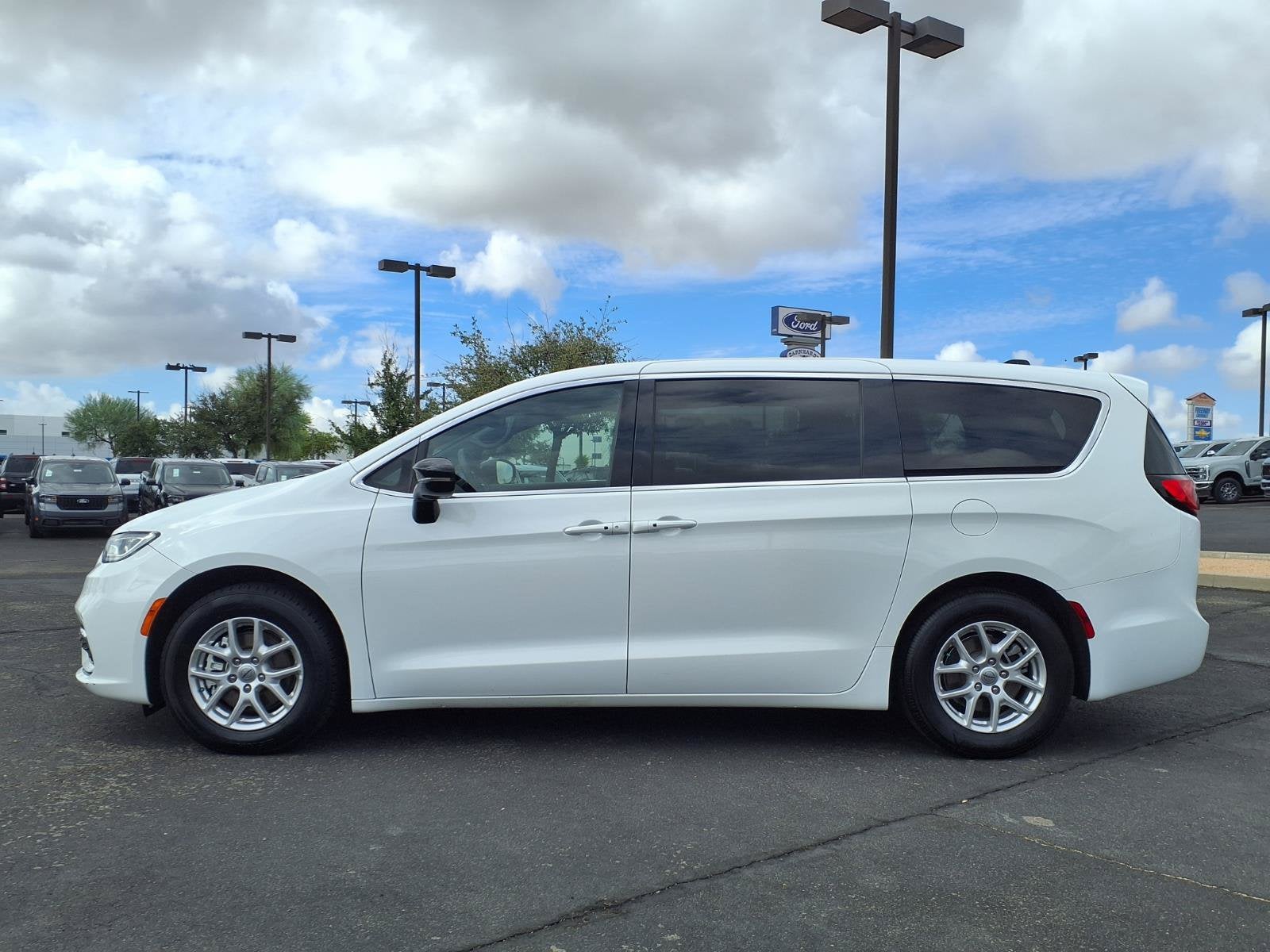 2025 Chrysler Pacifica Select