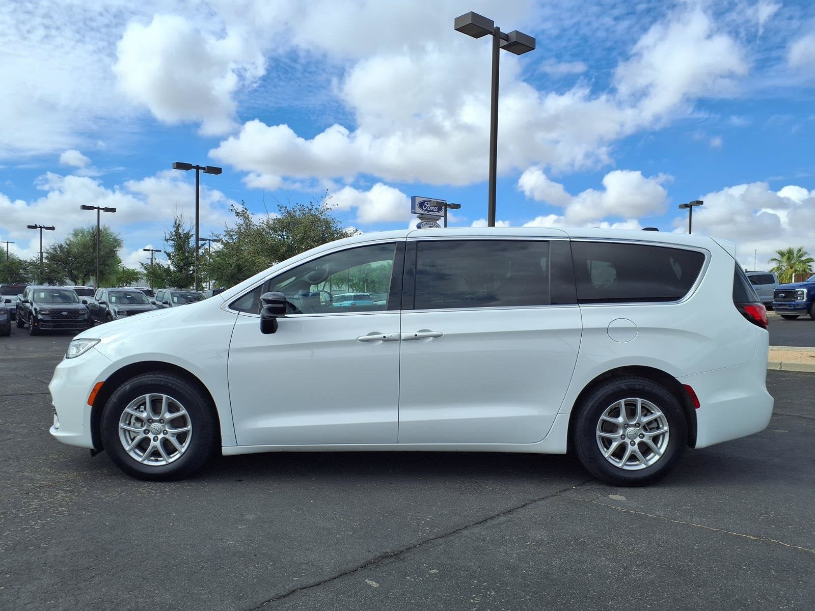2025 Chrysler Pacifica Select