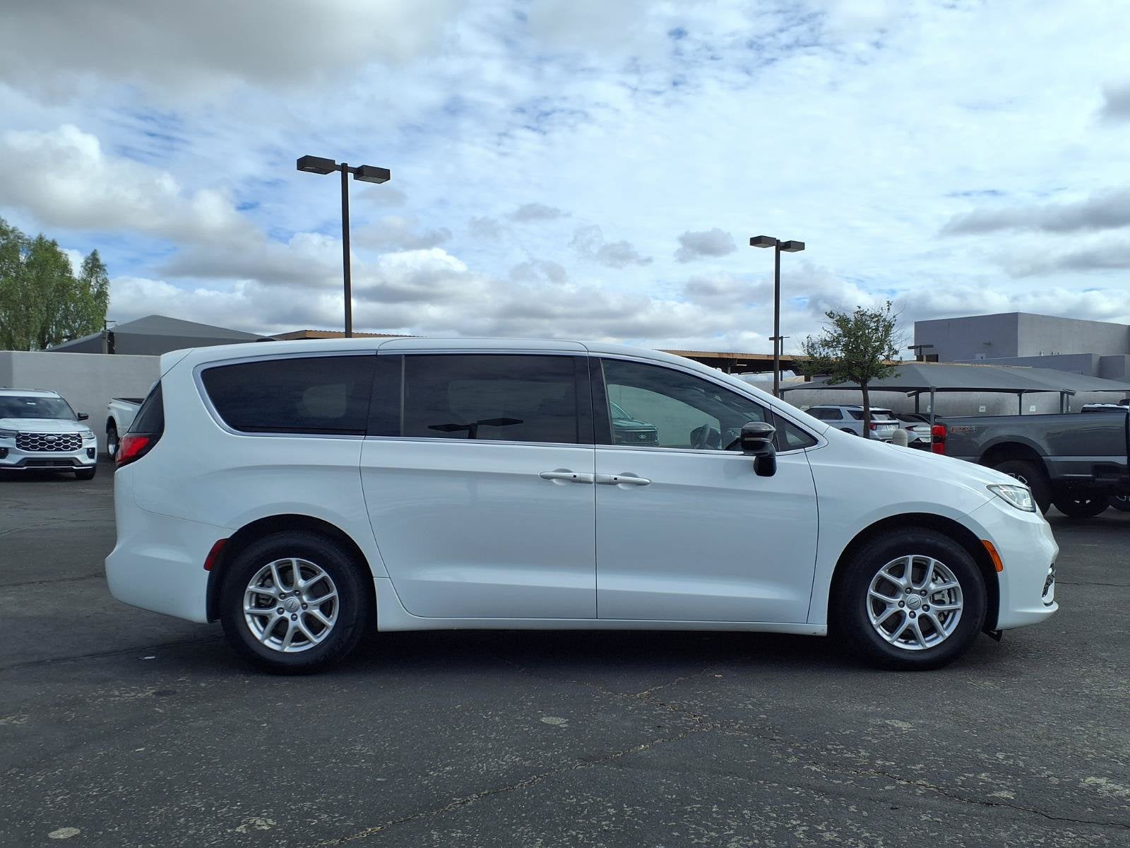 2025 Chrysler Pacifica Select