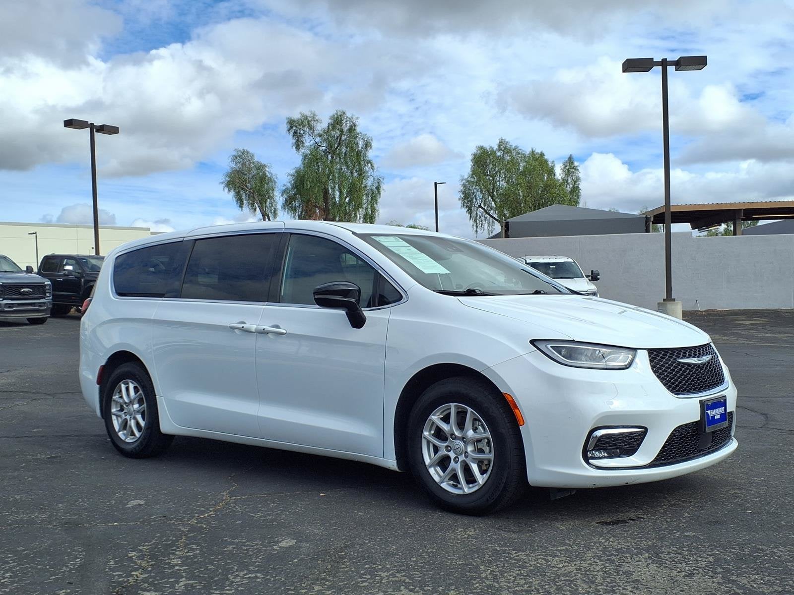 2025 Chrysler Pacifica Select
