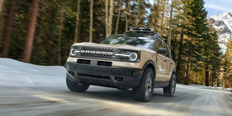 Ford Bronco Sport con baca circulando por carreteras llamativas