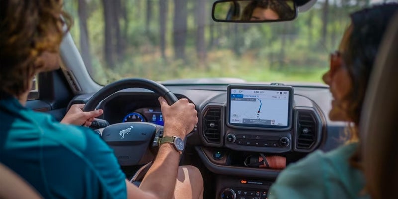 Vista interior del Ford Bronco con una mujer al volante.