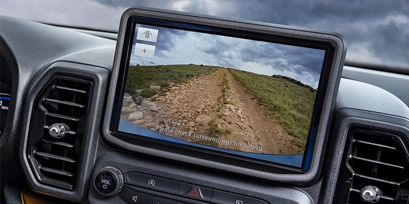 Aquí se muestra el elegante interior con sistema de infoentretenimiento del Ford Bronco.