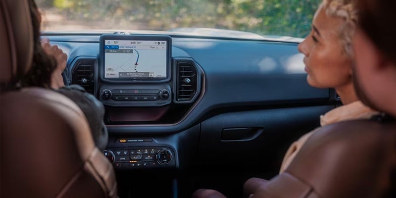 Aquí se muestran la pantalla y el interior del Ford Bronco.