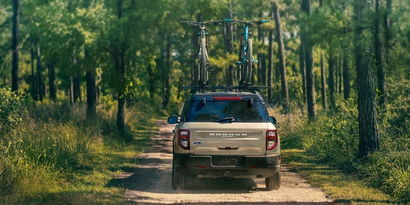 Se muestra la vista trasera del Ford Bronco. Dos bicicletas están colocadas sobre el Ford Bronco.