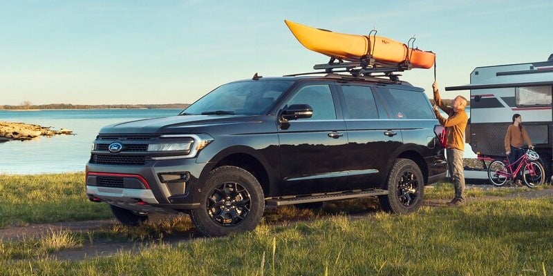 Una Ford Expedition estacionada en un camino rugoso en la jungla.