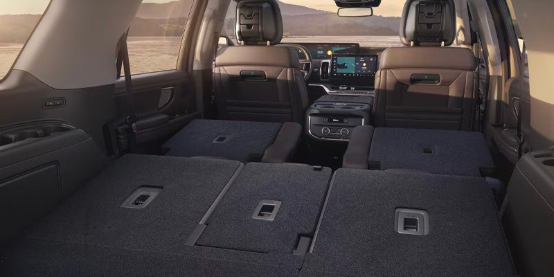 Interior de una Ford Expedition mostrando el tablero y los asientos plegados.