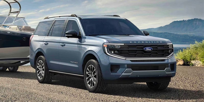 Una Ford Expedition estacionada en una carretera.