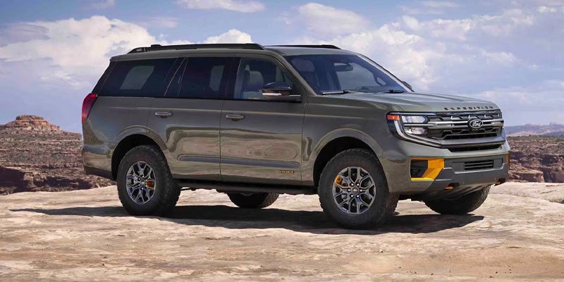 "Una Ford Expedition estacionada por una carretera con un fondo escénico."