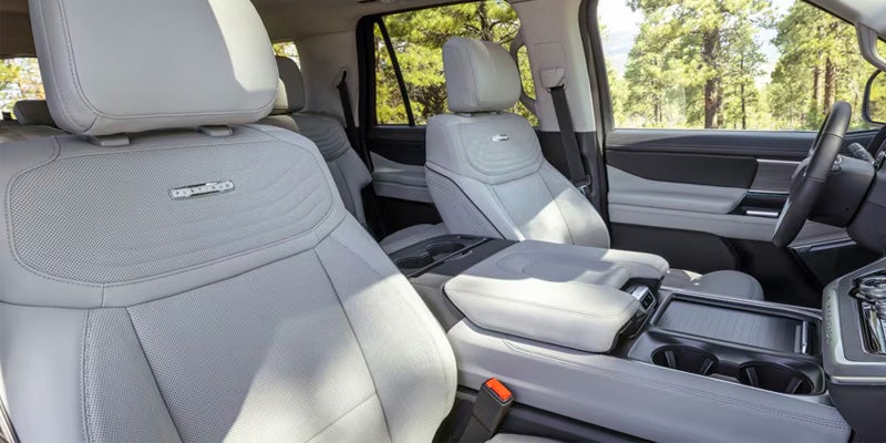 "Interior de una Ford Expedition mostrando los asientos."
