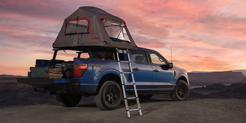 Se instaló una tienda de campaña en el techo de una Ford F-150 y se colocó una escalera para poder subir a ella.