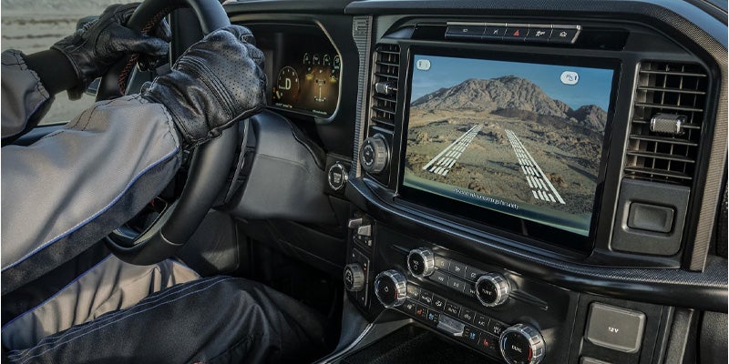 Interior del Ford F-150 con pantalla central y asientos bien visibles.