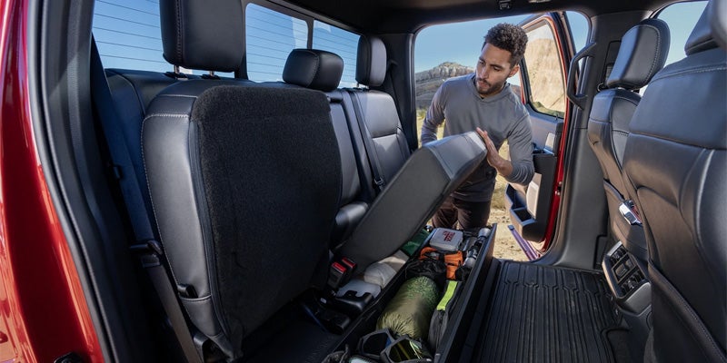 Un hombre ajusta el asiento del conductor en el interior de un Ford F-150