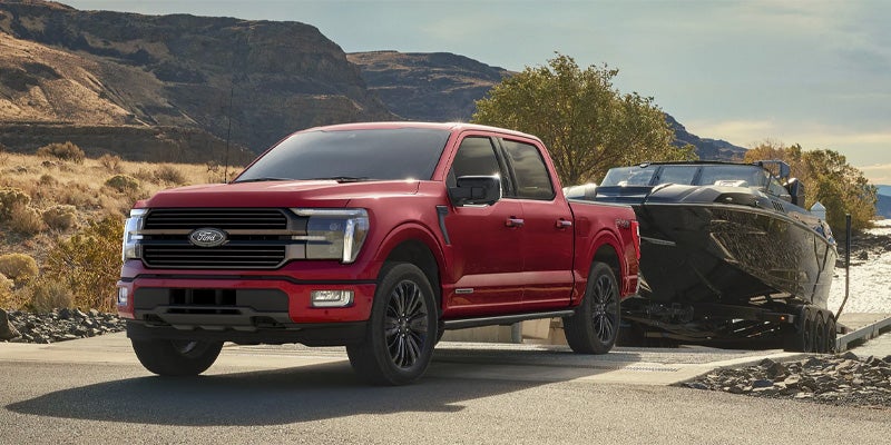 Un Ford F-150 aparcado con un remolque-contenedor de barco enganchado.